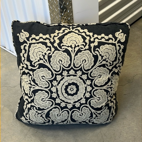 Single Accent Pillow - Picture 2 of 6